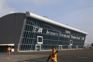 Hacen simulacro de incendio en aeropuerto Hermanos Serdán