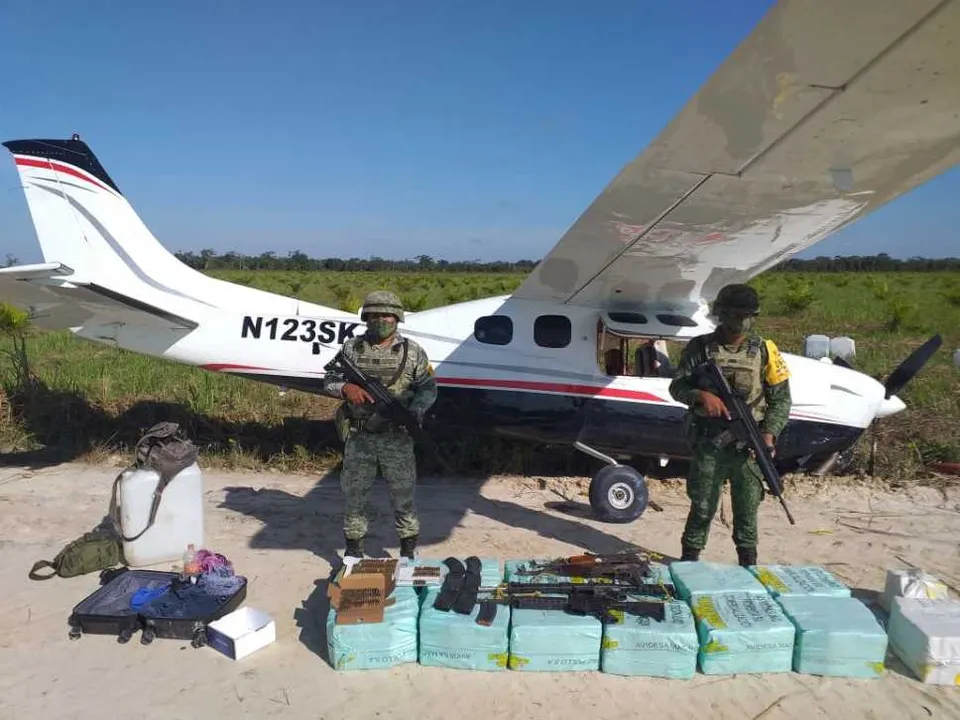 Asegura Ejército avión cargado con droga en Campeche