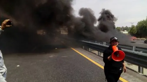 VIDEO: Habitantes de Palmarito cierran la autopista México-Puebla