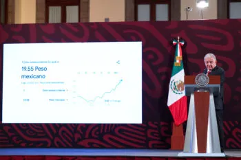 AMLO minimiza afectación para el peso por el lunes negro: “podemos resistir un poco más”