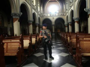 Un seguidor del Estado Islámico atenta en una iglesia de Indonesia