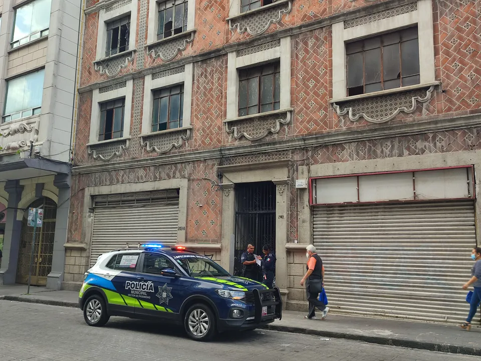 Encuentran cuerpo de mujer en estado de descomposición en inmueble del CH de Puebla