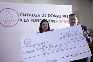 Entrega Karina Alcalá donativo a la fundación FUCAM