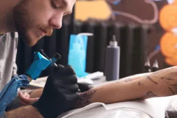 Presentan encuentro de tatuadoras y tatuadores en el Centro Cultural “San Roque”