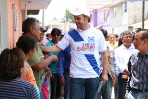 Familias del Distrito VI acompañan en recorridos a Xabier Albizuri
