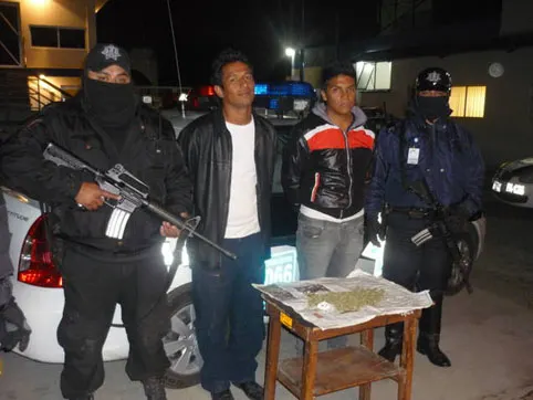 Policías auxiliares detienen a dos con posesión de marihuana en Galaxia de Bosques