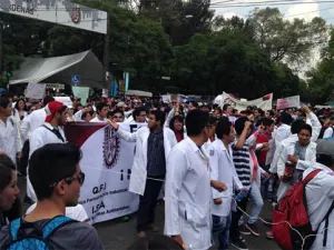 Al menos 14 mil alumnos del IPN marchan hacia Segob
