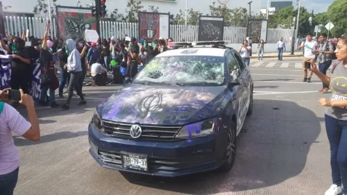 Feministas se manifiestan contra violencia hacia las mujeres; vandalizan FGE y patrulla