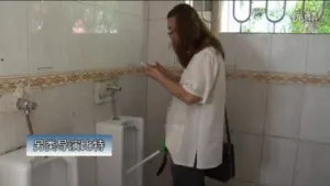 Inventan aparato para no salpicar la taza al orinar