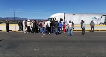 Cierran autopista por liberación de quien atropelló a seis en Tlahuapan