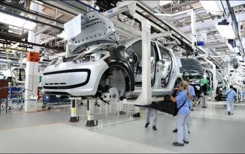 Trump amenaza con imponer aranceles a automóviles de la UE