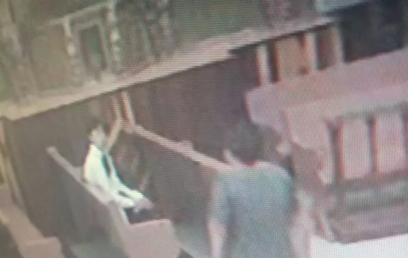 roban cirio en una iglesia
