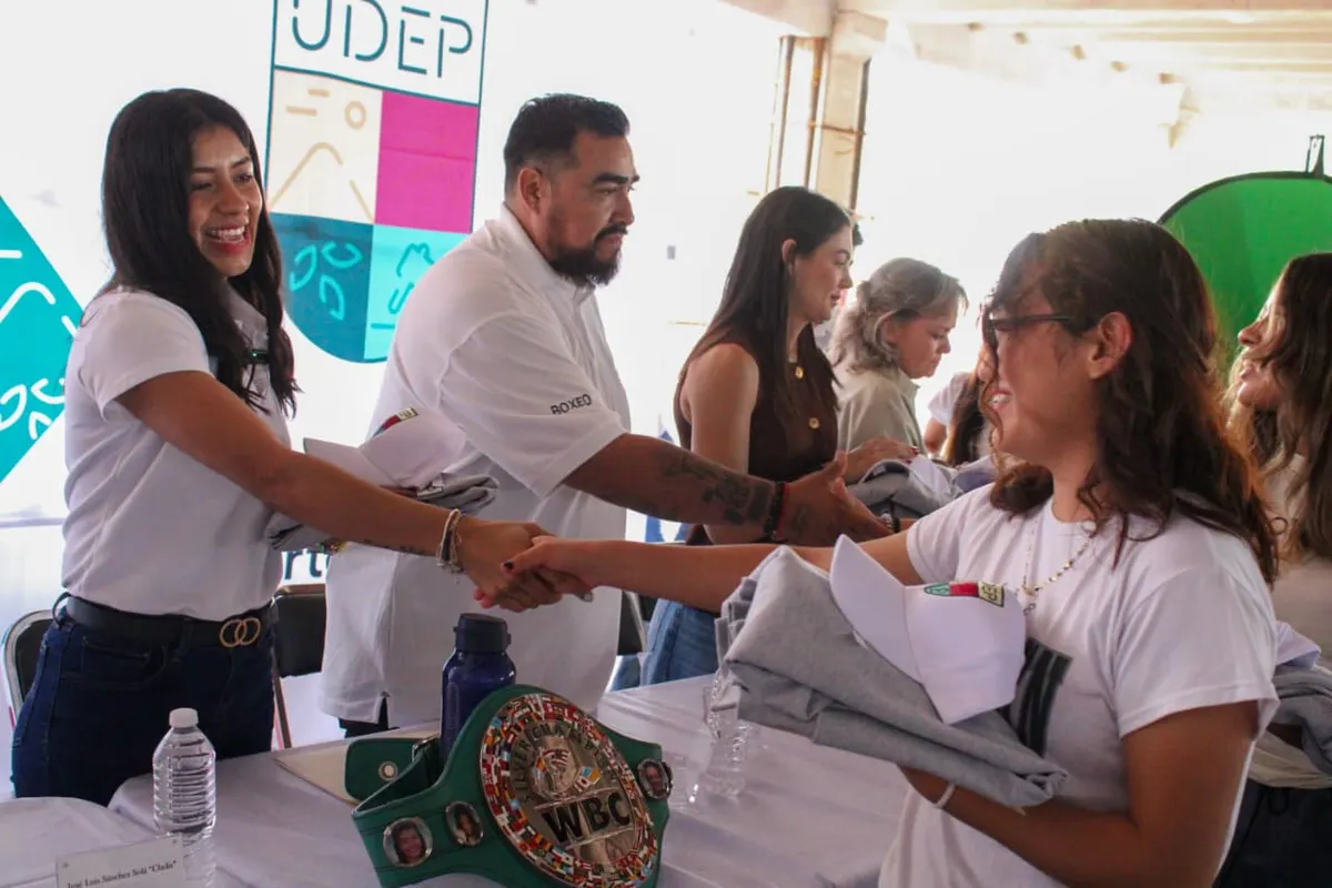 Entregan paquetes de bienvenida a estudiantes de la Universidad del Deporte