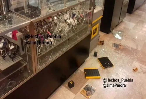 Roban a tienda departamental en Plaza Crystal