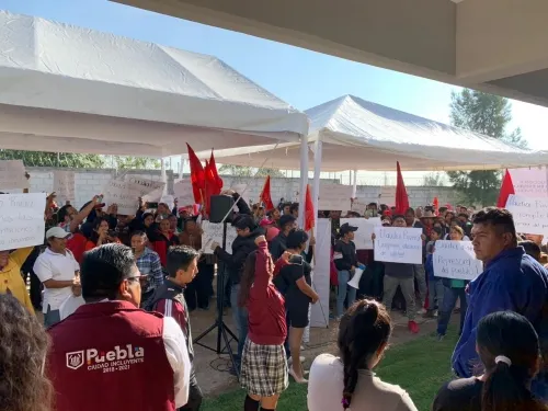 Retiene Antorcha Campesina por un par de horas al secretario de Infraestructura
