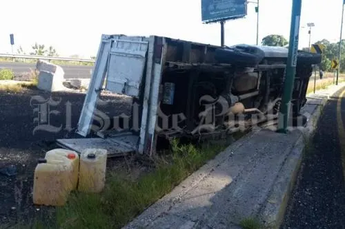 Se vuelca camioneta de Ayuntamiento de Puebla en Periférico