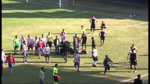 VIDEO: El ataque cobarde de un jugador a su rival