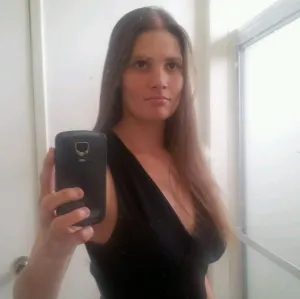 Madre enloquece en California y mata a sus tres hijas a cuchilladas