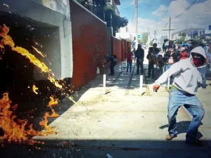 Prenden fuego a sede del PRI en Oaxaca