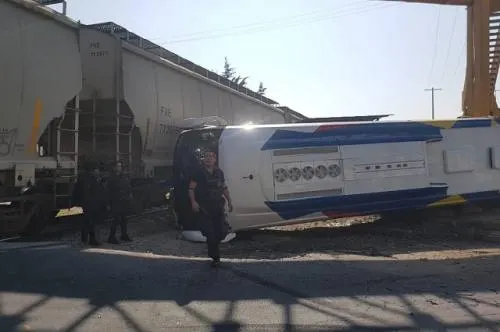 Autobús es embestido por un tren de carga en Rafael Lara Grajales
