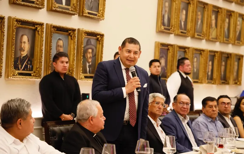 Gobernador de Puebla, Alejandro Armenta, y Monseñor Víctor Sánchez, arzobispo, acuerdan trabajar juntos en beneficio de la comunidad
