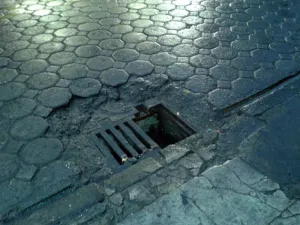 Entre registros sin tapas y cuellos de botella, transporte se adueña de la 10 Poniente