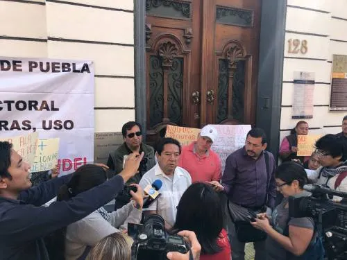 Burócratas exigen frente al Congreso reinstalación