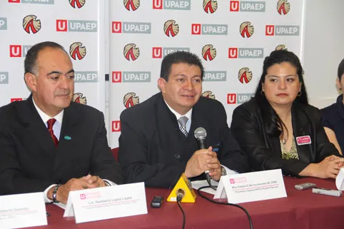 Apics beca a 25 universitarios poblanos por excelentes calificaciones
