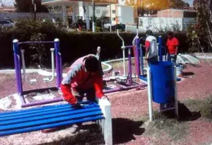 Gimnasios al aire libre son pintados del color del nuevo ayuntamiento