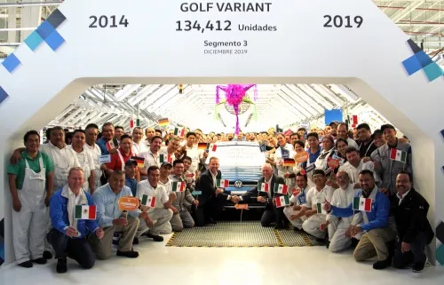 Volkswagen de México produce la última unidad de Golf Variant
