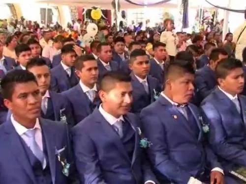 Alumnos egresados de Ayotzinapa exigen justicia por sus 43 compañeros