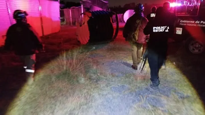 Descubren toma clandestina de combustible en Bosques de Amalucan