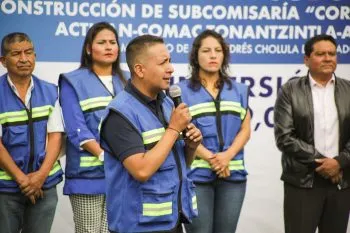 Edmundo Tlatehui coloca la primera piedra de la Subcomisaria de San Andrés Cholula