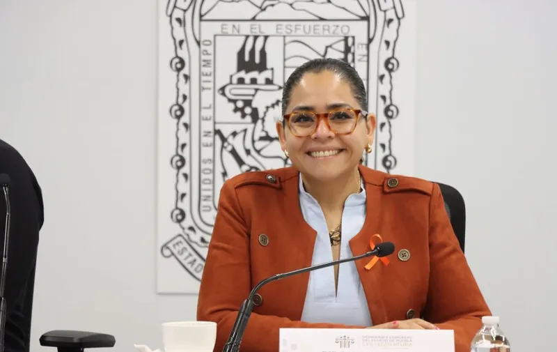 La diputada Guadalupe Vargas explica los requisitos para donar predios destinados al Cablebús de Puebla