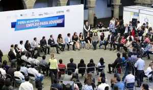Sostiene Banck reunión con participantes de la Feria de Empleo