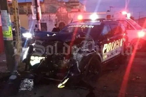 Choca patrulla contra ruta 18 y deja al menos ocho lesionados