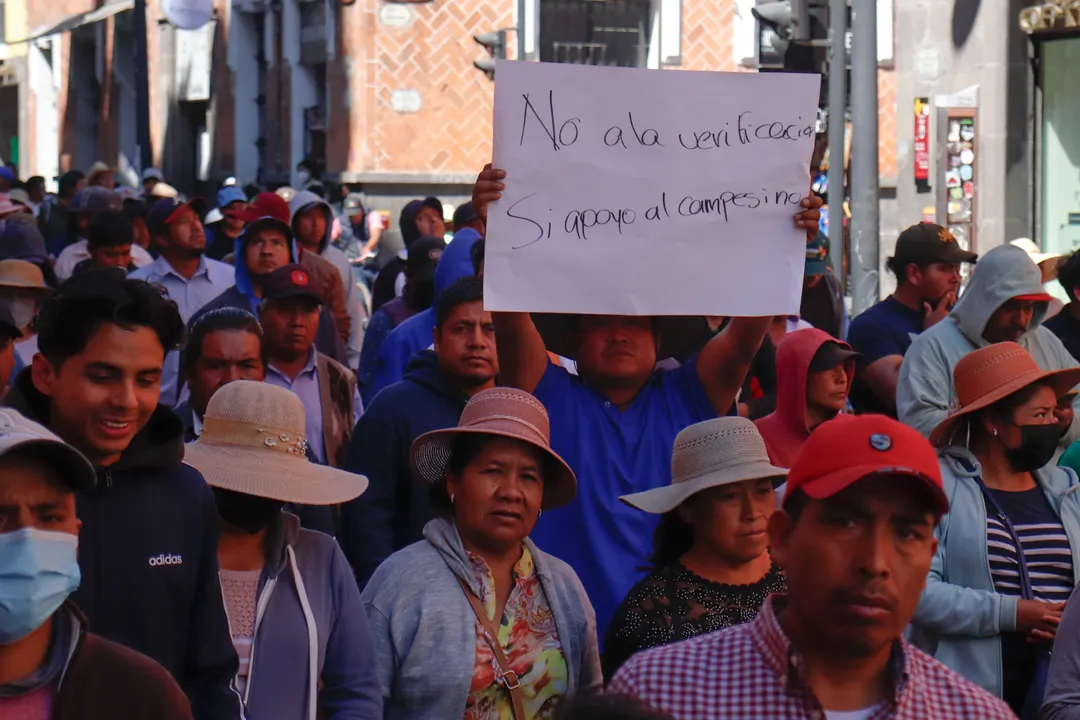 Anuncia Gobierno de Puebla reunión con inconformes por verificación; manifestantes liberan calles