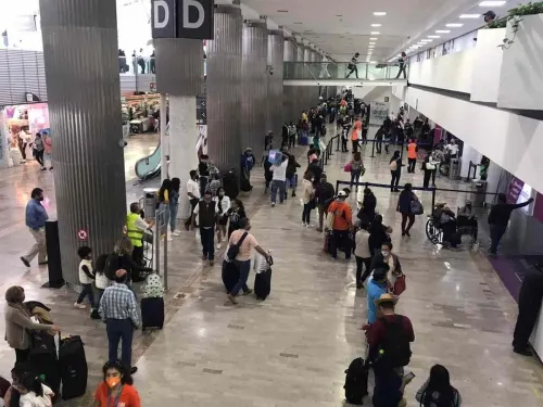 Afluencia en AICM no para pese a Semáforo Rojo