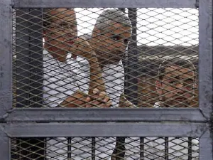 Por terrorismo condenan con cárcel a periodistas en Egipto