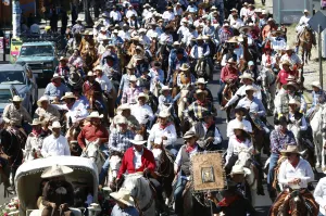 Acaparan priistas cabalgata por la Revolución