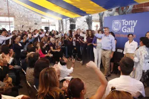 Tony Gali se compromete a trabajar por el bienestar de las poblanas
