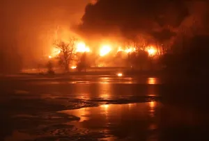 Descarrila tren con crudo en EEUU; reportan fuerte incendio