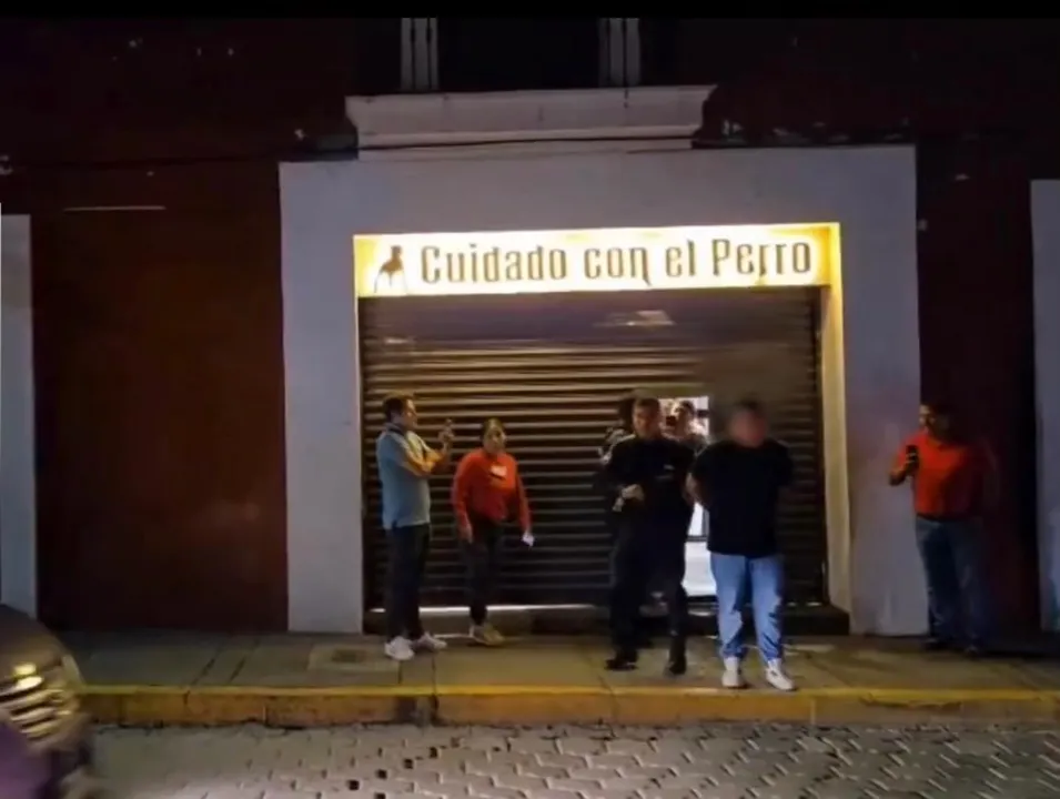 Empleado de la tienda "Cuidado con el Perro" graba a menor en probadores de Atlixco; ya fue detenido