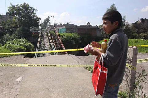 Cae un puente peatonal en Tlalpan y deja dos personas heridas