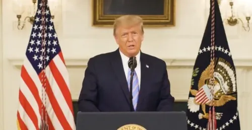 Trump ahora condena a los que incitó a la violencia y ofrece una transición ordenada