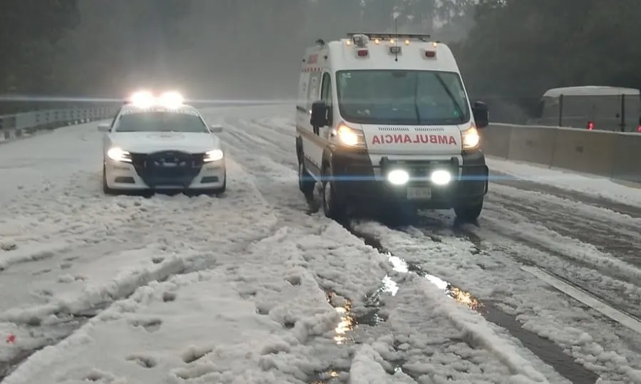 Por granizada y choque cierra la autopista México-Puebla