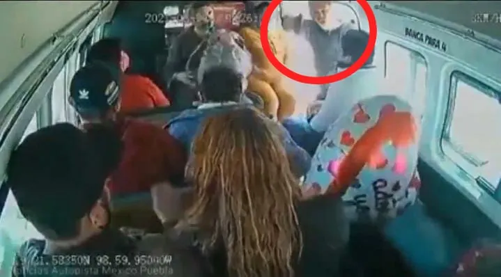 En pleno San Valentín asaltan combi en la autopista México-Puebla