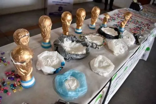 Esconden cocaína en trofeos falsos del Mundial