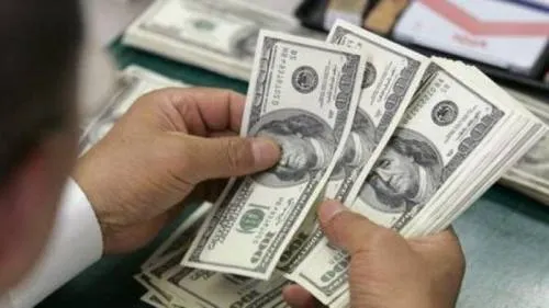 El dólar alcanza los 20.60 pesos en bancos