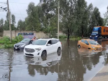 Por inundación, tres autos quedaron varados en Periférico Ecológico, a la altura de Misiones de San Francisco